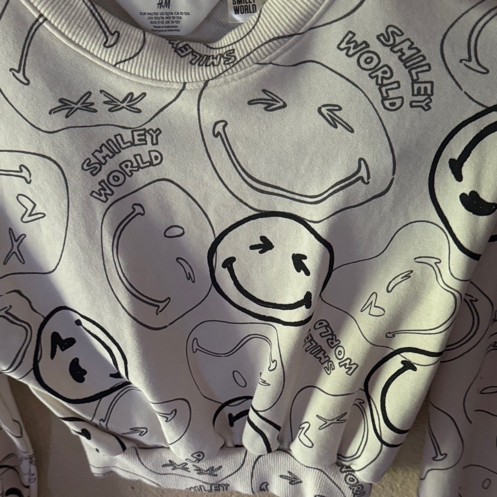 H&M Cream Smiley World Girls Crop Top Sweater - Picture 3 of 12